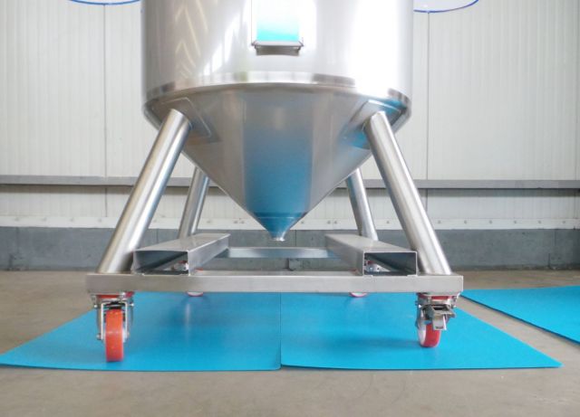 5 x 620L AISI316L; stainless-steel mobile storage-tanks