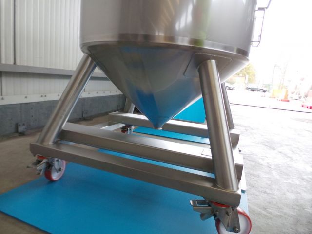 5 x 620L AISI316L; stainless-steel mobile storage-tanks