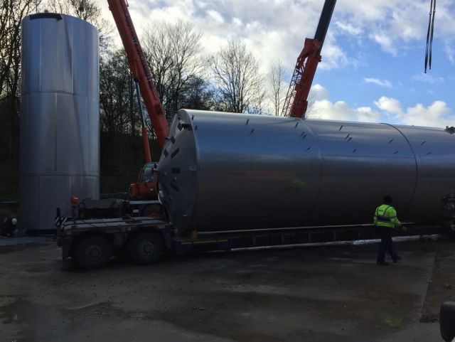 3 x 120 m³ AISI 304; roestvrijstalen opslagtanks; geisoleerd; vertikaal