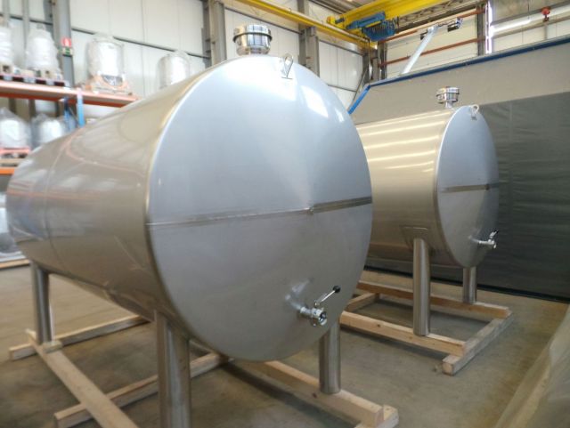 4 x 6.2m³ AISI304L RVS horizontale opslagtanks