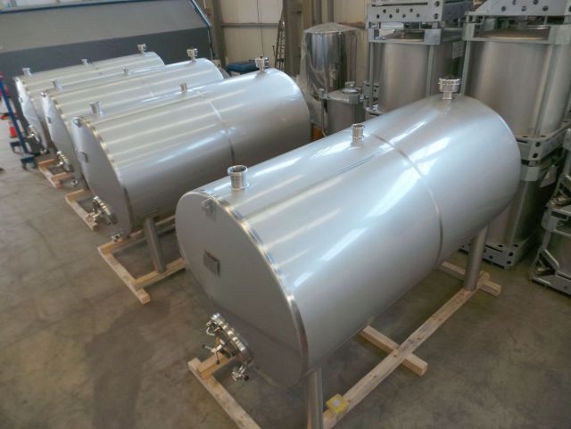 4 x 6.2m³ AISI304L RVS horizontale opslagtanks