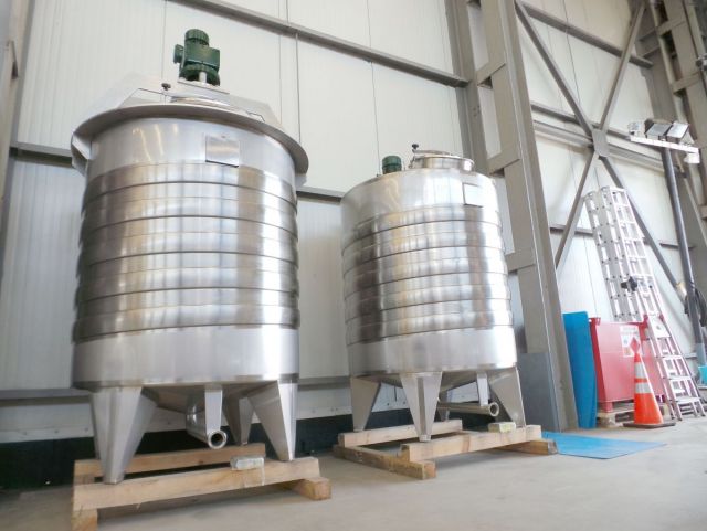 2 x 2.500L AISI316L; Roestvrijstalen mengtanks; warmtewisselaar; 1 x anker roerwerk; 1 x propellor roerwerk