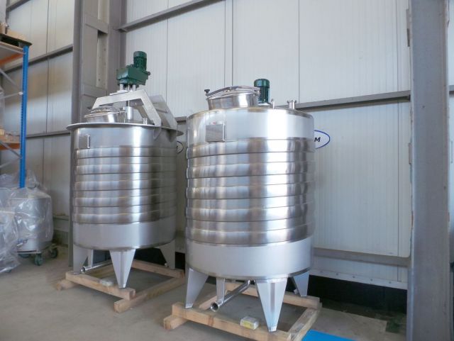 2 x 2.500L AISI316L; Roestvrijstalen mengtanks; warmtewisselaar; 1 x anker roerwerk; 1 x propellor roerwerk