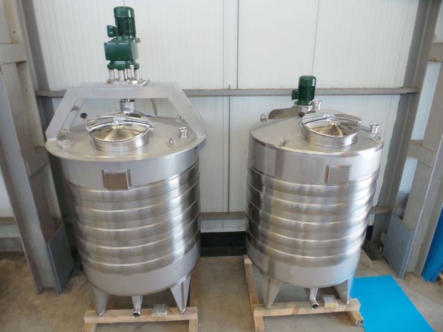 2 x 2.500L AISI316L; Roestvrijstalen mengtanks; warmtewisselaar; 1 x anker roerwerk; 1 x propellor roerwerk