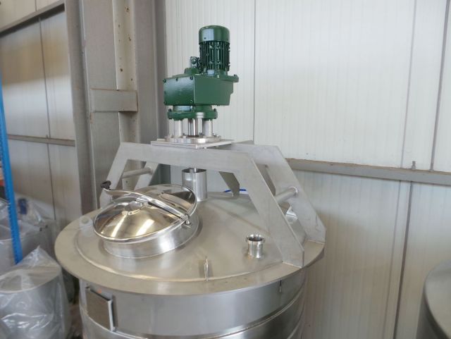 2 x 2.500L AISI316L; Roestvrijstalen mengtanks; warmtewisselaar; 1 x anker roerwerk; 1 x propellor roerwerk