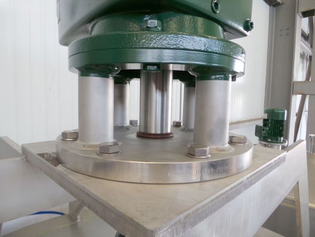 2 x 2.500L AISI316L; Roestvrijstalen mengtanks; warmtewisselaar; 1 x anker roerwerk; 1 x propellor roerwerk