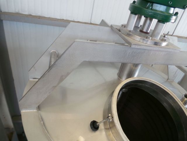 2 x 2.500L AISI316L; Roestvrijstalen mengtanks; warmtewisselaar; 1 x anker roerwerk; 1 x propellor roerwerk