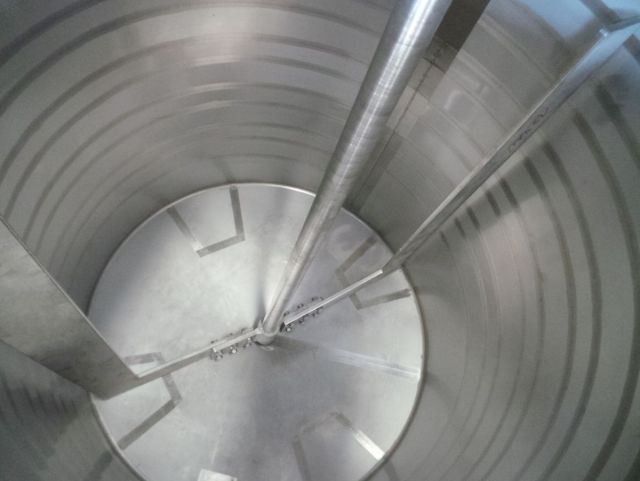 2 x 2.500L AISI316L; Roestvrijstalen mengtanks; warmtewisselaar; 1 x anker roerwerk; 1 x propellor roerwerk
