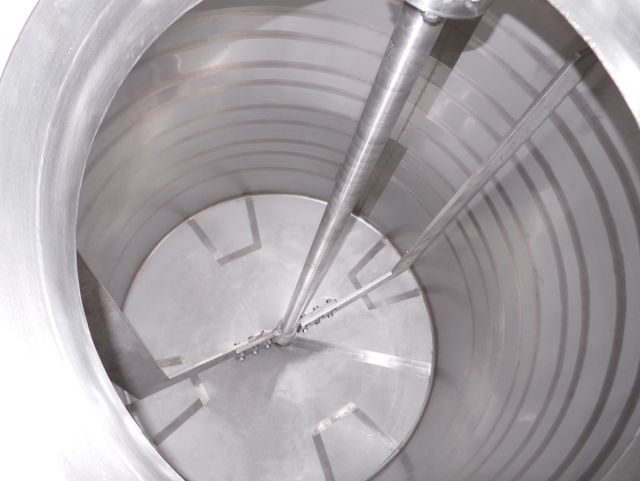 2 x 2.500L AISI316L; Roestvrijstalen mengtanks; warmtewisselaar; 1 x anker roerwerk; 1 x propellor roerwerk