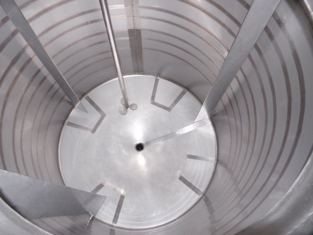 2 x 2.500L AISI316L; Roestvrijstalen mengtanks; warmtewisselaar; 1 x anker roerwerk; 1 x propellor roerwerk