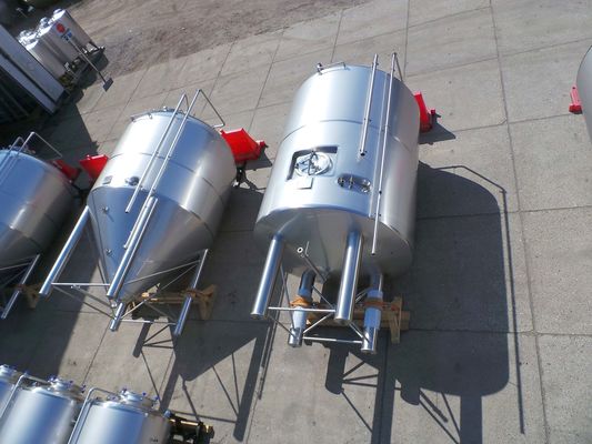2 x 11,7m³; CCT cuves de fermentation de la bière; 3,3 bar PED CE TüV; 10% Rx & 2 x 10,4m³; BBT cuves à bière; 3,3 bar PED CE TüV; 10% Rx