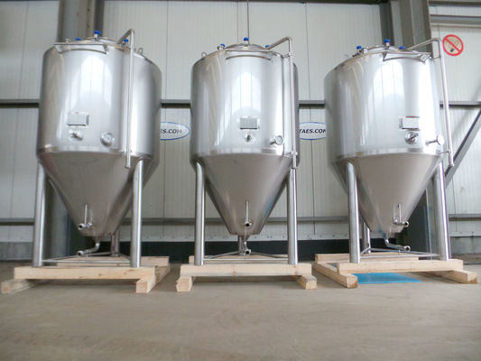 OR160743 - 3 x 1.350L; CCT cuves de fermentation de la bière; 0.5 bar