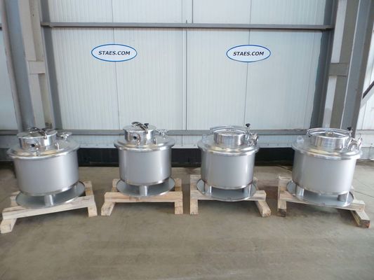 OR160631: 4 x 240L; AISI316L; roestvrijstalen mengtanks voorbereid voor de roerwerken vd klant; enkelwandig vertikaal