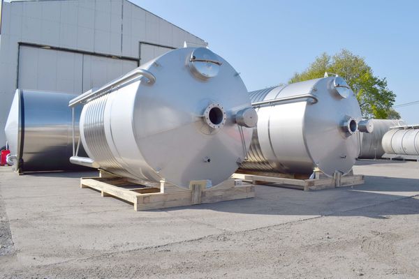 OR170047: 2 x 15.300L AISI304L roestvrijstalen mengtank met warmtewisselaar