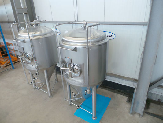 2 x 1.390L roestvrijstalen AISI304 CCT bier fermentatie tanks met een werkdruk van 3 bar