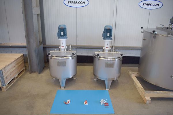 2 x 200L roestvrijstalen enkelwandige mengtanks en 1 x 1470L roestvrijstalen mengtank met warmtewisselaar en isolatie