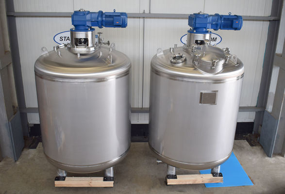 OR170142: 2 x 2.450L AISI304L RVS roestvrijstalen druktanks voor 3bar werkdruk, de tanks zijn enkelwandig voor verticale opstelling