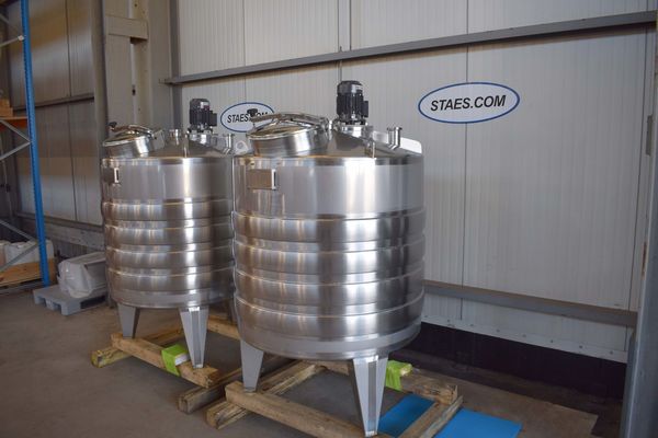 OR171300: 2 x 1.000L AISI316L Roestvrijstalen mengtanks voorzien van warmtewisselaar en een propellor roerwerk