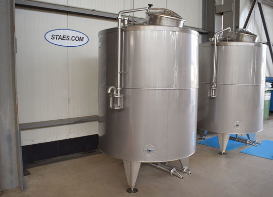 OR171089: 2 x 2000L AISI316L roestvrijstalen bier fermentatie tanks voorzien van een warmtewisselaar, isolatie en een waterlot