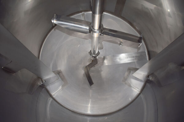 1 x New vertical mixing tanks in AISI 316 stainless steel of 1330L with electrical heating