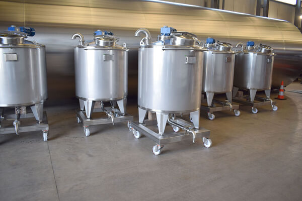 6 x new stainless steel AISI316L mobile mixing tanks with a capacity of 1,100L