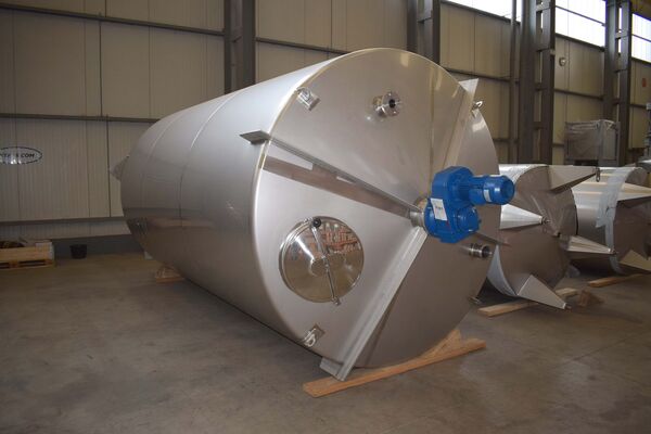 1 x New vertical stainless steel AISI304L mixing tank of 20,300L with conical bottom.