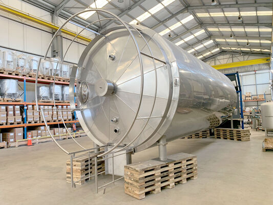 2 x Nieuwe roestvrijstalen geïsoleerde verticale tanks van 50.000L  in AISI316 De tanks zijn voorzien van een roerwerk in de zijkant.