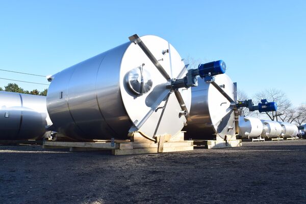 2 x New Stainless Steel AISI 316L vertical mixing tanks of 12m³ and 15m³.