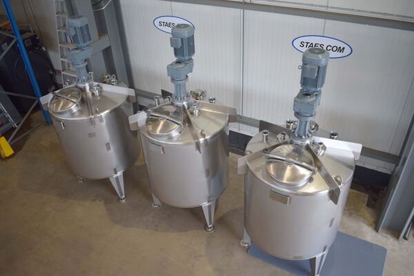 3 x Nieuwe roestvrijstalen verticale mengtanks van 1.000L  in AISI316L