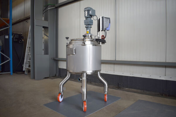 1 x New 100L stainless-steel AISI316L vertical mixing tank.