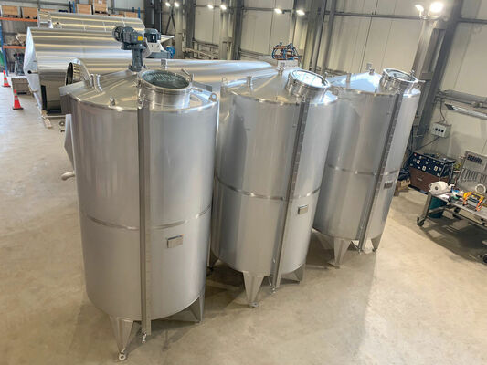 3 x Nieuwe roestvrijstalen verticale mengtanks van 5.200L in AISI304L