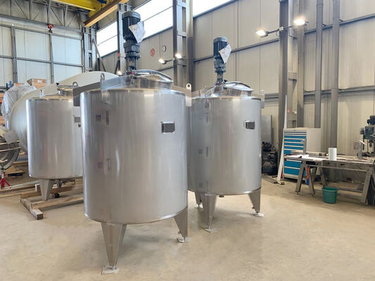 2 x Nieuwe roestvrijstalen verticale mengtank van 2.500L in AISI316L