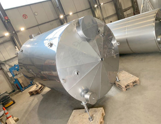 1 x New 32.700L stainless-steel AISI304 vertical storage tank.