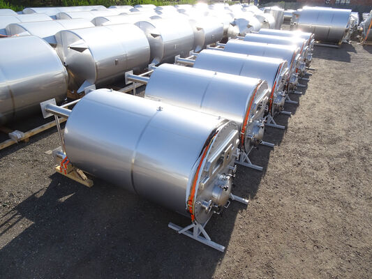 6 x Nieuwe roestvrijstalen verticale mengtanks van 4.500L