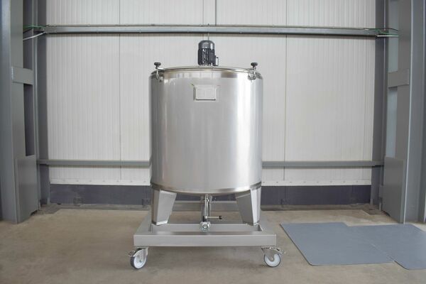 1 x New 1000L stainless-steel AISI316L vertical mixing tank.