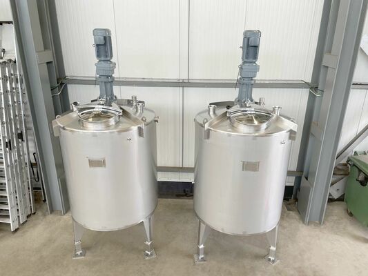 2 x Nieuwe roestvrijstalen verticale mengtanks van 2.500L in AISI316L