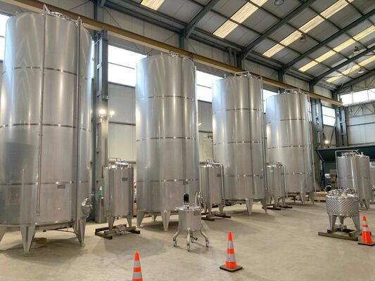4 x Nieuwe roestvrijstalen verticale mengtank van 26.000L in AISI316L