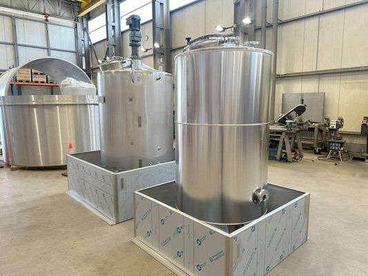 1 x Nieuwe roestvrijstalen verticale mengtank van 2.000L in AISI316L 1 x Nieuwe roestvrijstalen verticale opslagtank van 1.000L in AISI316L