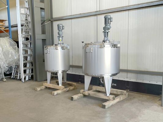 1 x Nieuwe roestvrijstalen verticale mengtank van 300L in AISI316L  1 x Nieuwe roestvrijstalen verticale mengtank van 500L in AISI316L