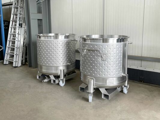 1 x Nieuwe roestvrijstalen verticale druktanks van 790L in AISI304L