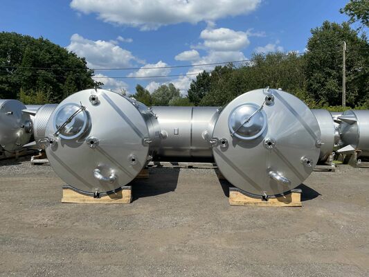 2 x Nieuwe roestvrijstalen verticale opslagtanks van 7.000L in AISI316L