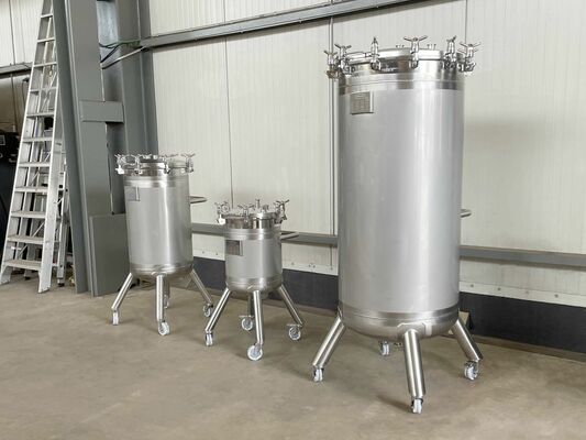 1 x Nieuwe roestvrijstalen verticale druktank van 50L in AISI316L 1 x Nieuwe roestvrijstalen verticale druktank van 150L in AISI316L 1 x Nieuwe roestvrijstalen verticale druktank van 500L in AISI316L