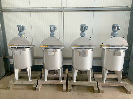 4 x Nieuwe roestvrijstalen verticale mengtanks van 200L in AISI316L