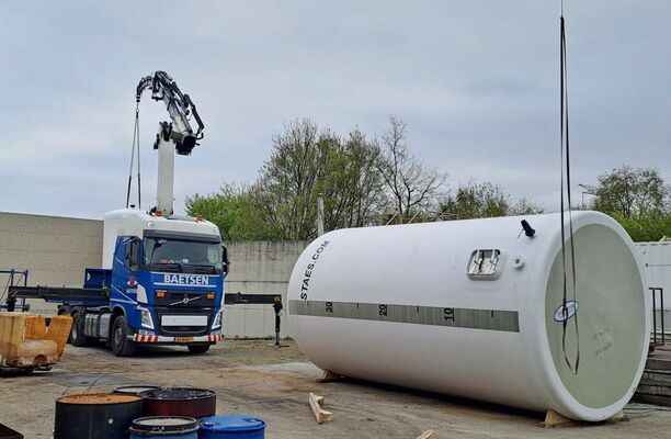 4 x Nieuwe verticale polyester opslagtanks van 42.000L.