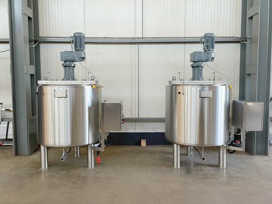 2 x Nieuwe roestvrijstalen verticale mengtanks van 750L in AISI316L