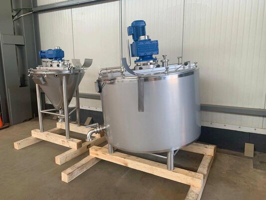 1 x cuve de mélange neuve verticale de 500L en acier inoxydable AISI304L. 1 x cuve de mélange neuve verticale de 60L en acier inoxydable AISI304L.