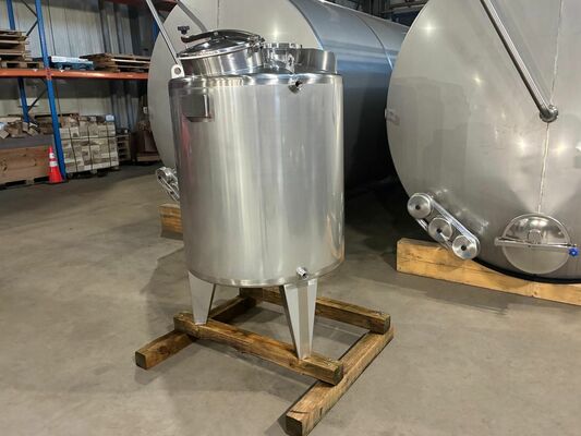 1 x Nouvelle cuve de mélange verticale 780 L en acier inoxydable AISI 316L.