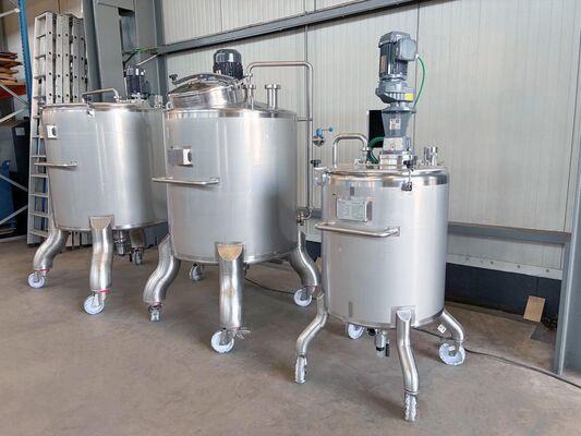 1 x Nieuwe roestvrijstalen verticale mengtank van 300L in AISI316L. 1 x Nieuwe roestvrijstalen verticale mengtank van 830L in AISI316L. 1 x Nieuwe roestvrijstalen verticale mengtank van 1000L in AISI316L.
