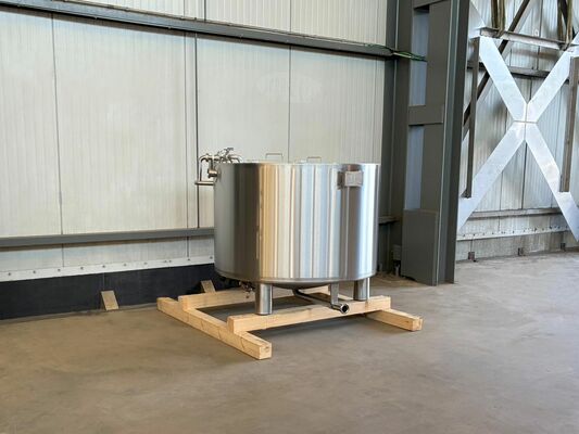 1 x New 1.000L stainless-steel AISI304L vertical storage tank.