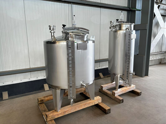 1 x New 300 L vertical stainless steel storage tank in AISI 316L. 1 x New 600 L vertical stainless steel storage tank in AISI 316L.